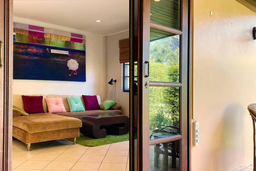 Family-friendly House, A Few Steps From The Pool And Close To The Ocean. Rumah percutian Mae Phim